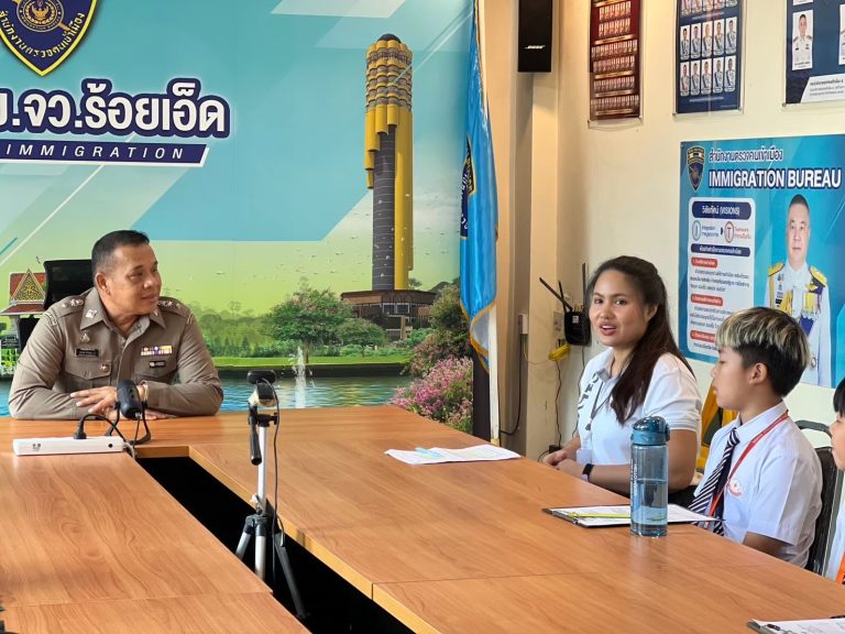 พ.ต.ท.สุพจน์ การุณวงษ์ สว.ตม.จว.ร้อยเอ็ด ต้อนรับนักเรียนโรงเรียนนานาชาติซิลเวอร์เฟิร์นร้อยเอ็ด ทั้งนี้ได้ให้ข้อคิดด้านการต่อต้านการรับสินบน (Anti–Bribery Policy)