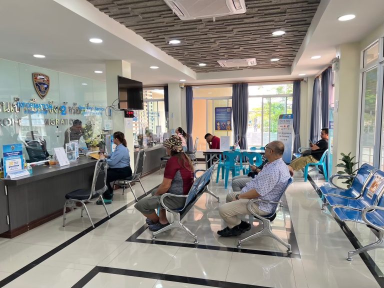 13 ธ.ค.67 เจ้าหน้าที่งานบริการคนต่างด้าว ตม.จว.ร้อยเอ็ด ได้ให้บริการแก่ประชาชนและคนต่างด้าวที่มาติดต่อราชการ